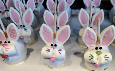 Beyaz karamelli elma tavşancıkları