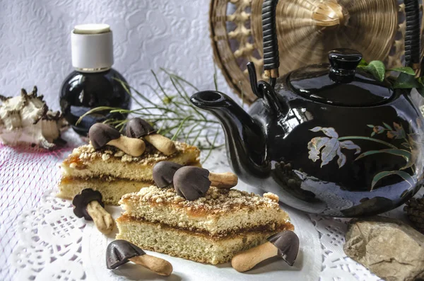 Teiera con fette di torta e funghi al cioccolato — Foto Stock