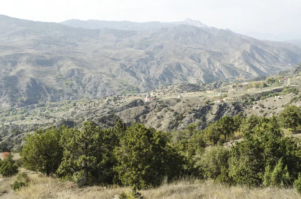 Yolun ortasında sonbahar bulutlu gün kiliseye — Stok fotoğraf