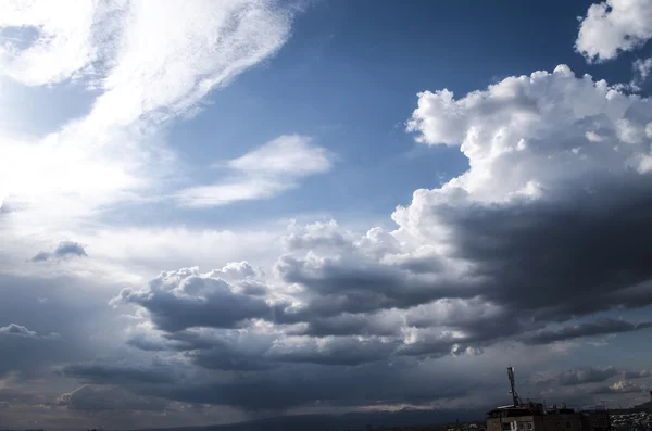 Şehrin üzerinde kara fırtına bulutları — Stok fotoğraf