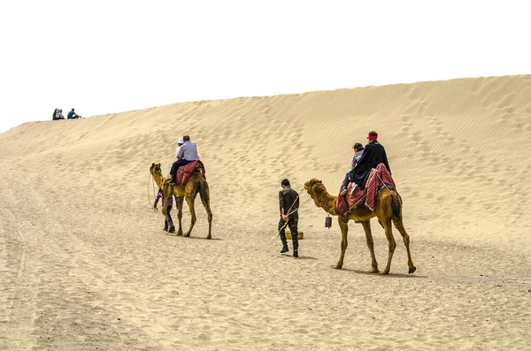 ヤズド イラン 2021年2月20日 明るい敷物で覆われた2頭のラクダのガイドは 1つは男性と子供 もう1つは女性と子供がイランの砂漠で砂丘を上に移動しています — ストック写真