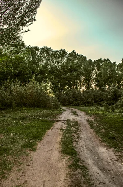 Una Puesta Sol Nocturna Con Vistas Pista Golpeada Través Cinturón —  Fotos de Stock