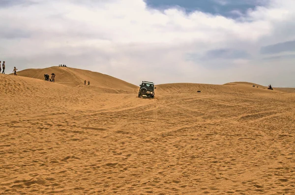 2021年2月20日 伊朗沙漠 亚兹德 人们看着一条小路在蓝天的背景下试图爬上沙滩 爬上伊朗高地沙漠中的一座小山 — 图库照片
