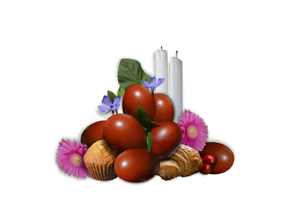 Ovos de Páscoa com doces e velas em um fundo branco — Fotografia de Stock