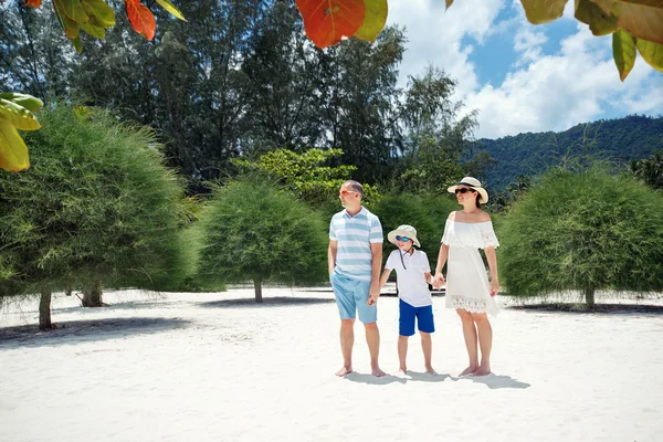 Ευτυχισμένη οικογένεια όμορφη στο Malibu beach κατά τη διάρκεια καλοκαίρι διακοπές, νησί Koh Phangan, Ταϊλάνδη, Ασία — Φωτογραφία Αρχείου