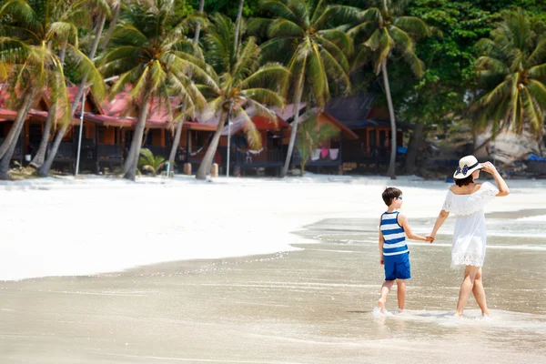 Achteraanzicht van moeder en zoon op Thaise strand — Stockfoto