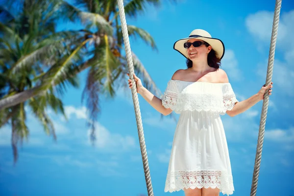 Schöne Frau schwingt auf einem tropischen Strand, Koh Phangan Insel. Thailand. — Stockfoto