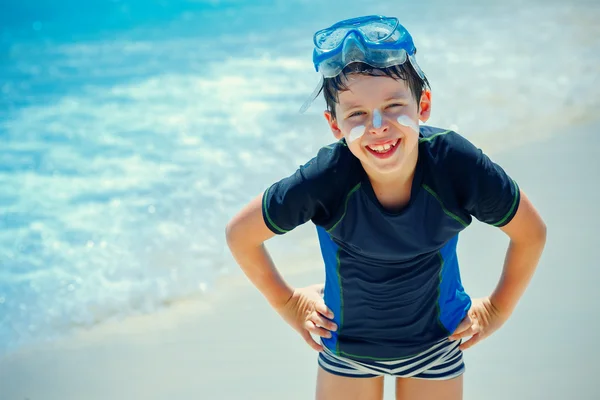 Ładny, mały chłopiec, zabawy na plaży na wyspie Koh Phangan, Tajlandia — Zdjęcie stockowe
