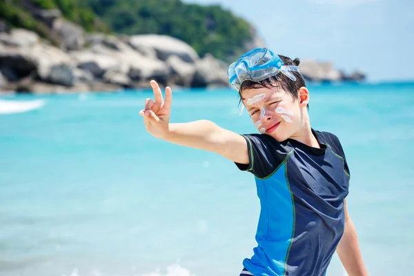 Menino bonito se divertindo na praia da ilha Koh Phangan, Tailândia — Fotografia de Stock