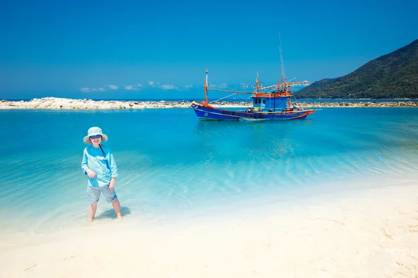 Schattige kleine jongen op Malibu beach op Koh Phangan Island, Thailand — Stockfoto