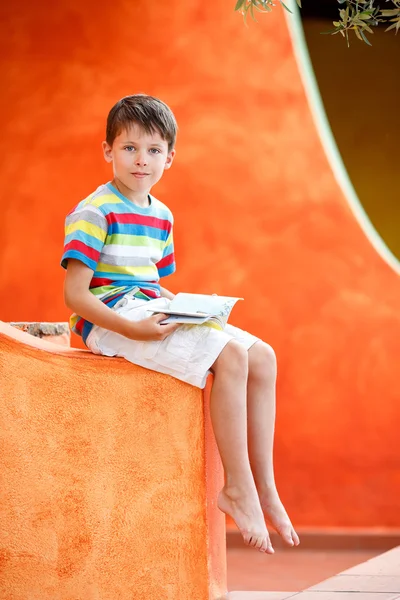 Admirando menino rindo ao ar livre — Fotografia de Stock