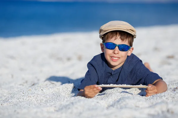 Schattige kleine jongen plezier op het strand — Stockfoto