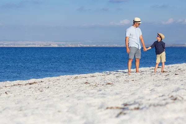 Lycklig far och hans son ha kul på stranden — Stockfoto