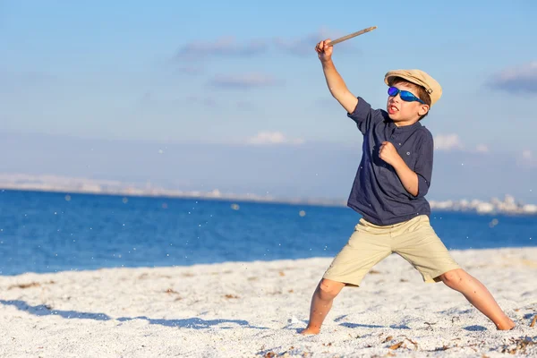 Sevimli küçük çocuk plajda eğlenmek — Stok fotoğraf
