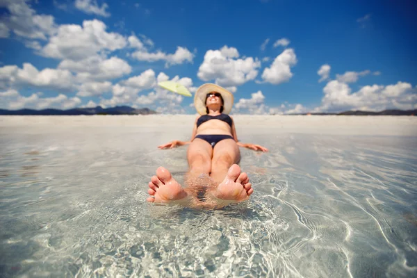 Mladá žena na exotické pláži dovolenou — Stock fotografie