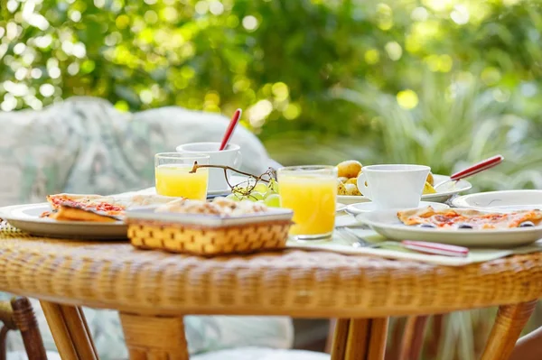 Desayuno en el jardín — Foto de Stock