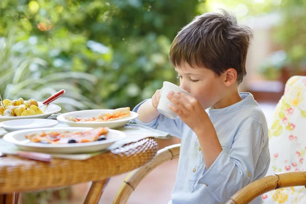 Schattige kleine jongen drinken warme chocolademelk — Stockfoto