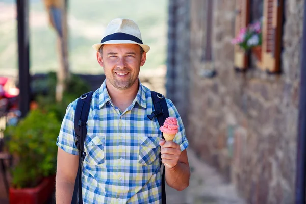 Glad ung man anläggningen glass — Stockfoto