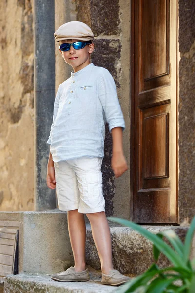 Восхищающийся маленький мальчик смеется на улице — стоковое фото