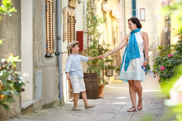 Ung mamma och hennes son spela utomhus i city — Stockfoto