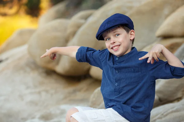 Glad liten pojke med koppla av utomhus — Stockfoto
