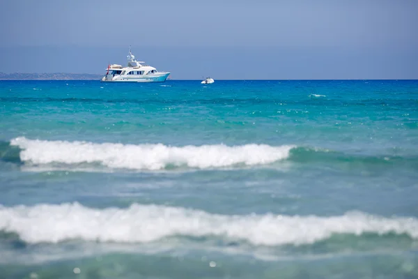 Beach with yacht and kitesurfer in Sardinia — Stock Photo, Image