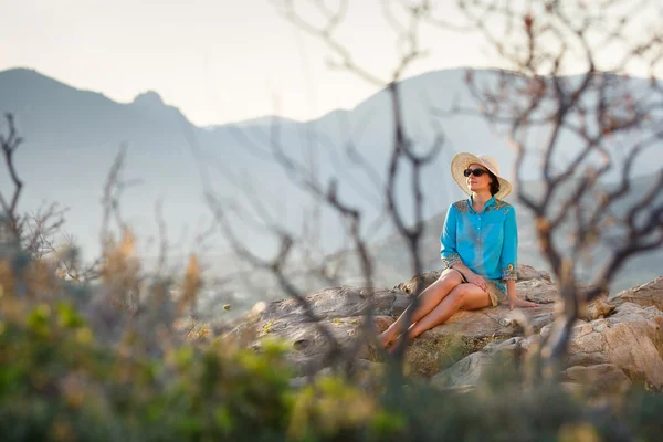 Genç bir kadın açık havada yaz tatile rahatlatıcı — Stok fotoğraf