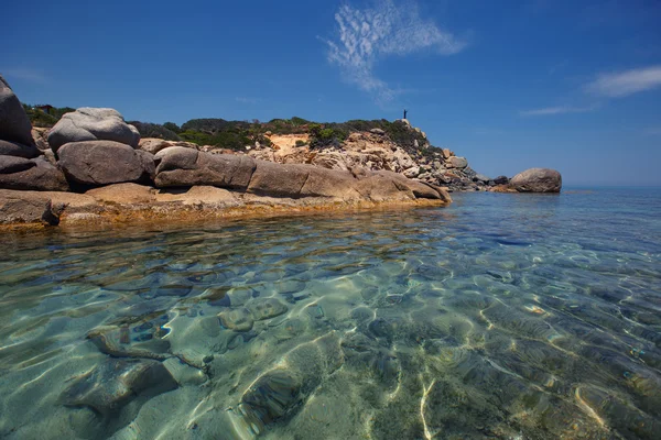 Rocas en la playa de Cala Sinzias y vistas al mar, Cerdeña —  Fotos de Stock