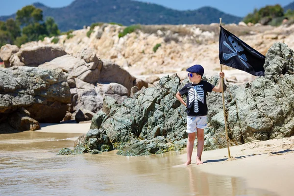 Cute boy dressed as pirate on beach — Stock Photo, Image