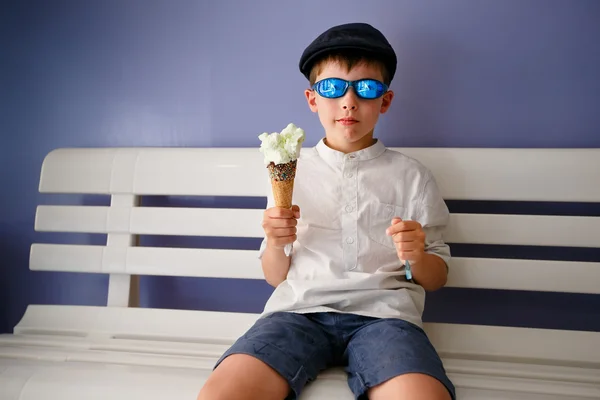 Carino sei anni ragazzo mangiare gelato — Foto Stock