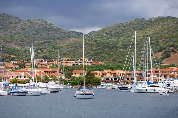 Yates blancos clásicos en el puerto de Cerdeña —  Fotos de Stock