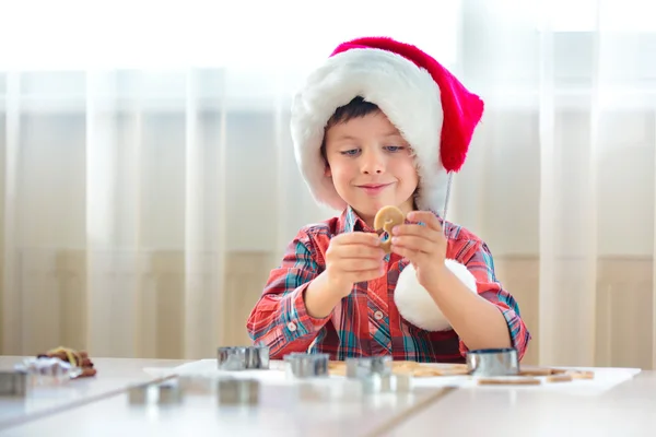 Kleiner Junge hilft in der Küche beim Plätzchenbacken — Stockfoto