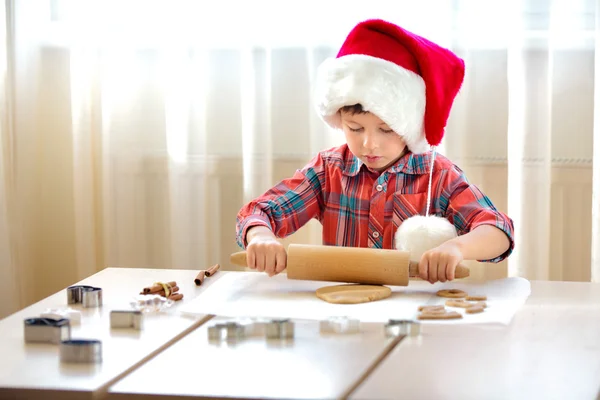 Kleine jongen met glooiende pinnen bakken en plezier — Stockfoto