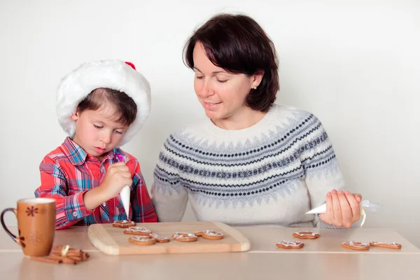 Anne ve oğlu gingerbread çerezleri dekorasyon — Stok fotoğraf