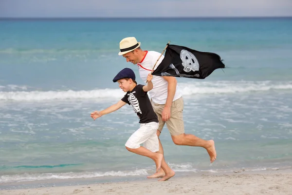 Menino e seu pai se divertindo na praia tropical — Fotografia de Stock