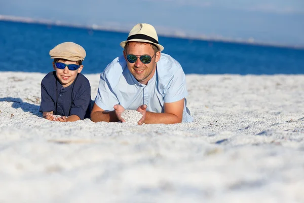 Lycklig far och son ha kul på stranden — Stockfoto