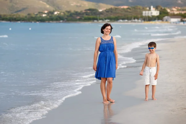 Moeder en zoon op tropisch strand — Stockfoto