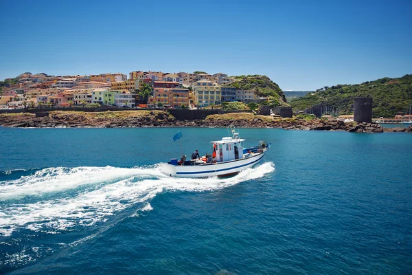 Barca da pesca vicino alla città Castelsardo, Sardegna — Foto Stock