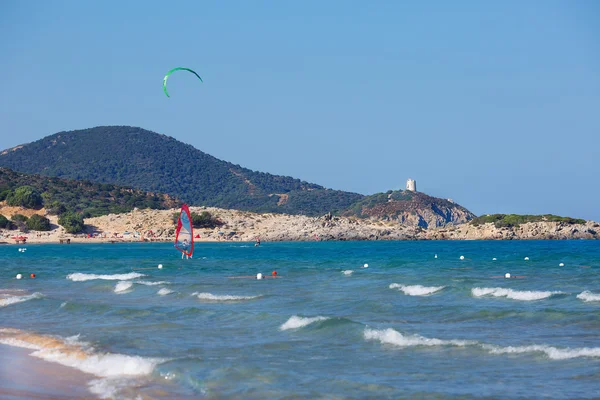 Hermosa playa con kitesurfer en Cerdeña —  Fotos de Stock