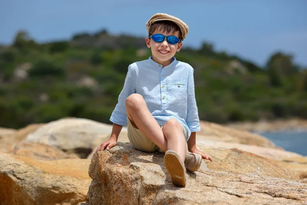 Alegre niño teniendo relajarse al aire libre —  Fotos de Stock