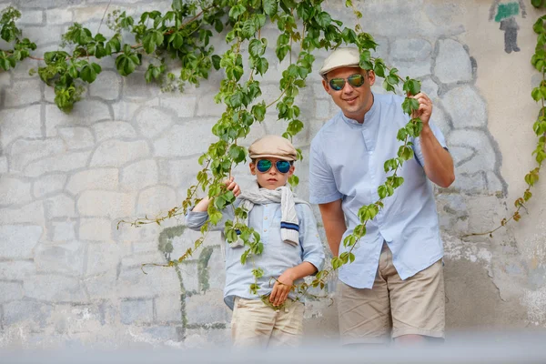 Happy father and son having fun outdoors in city — Stock Photo, Image