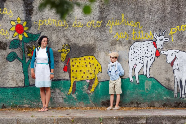 Young mother and son walking outdoors in city — Stock Photo, Image