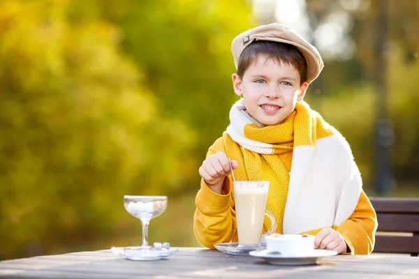 Little boy drinking hot chocolate in cafe — Stock Photo, Image