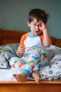 Sevimli küçük çocuk pijama