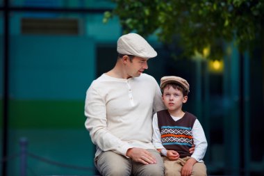 mutlu baba ve oğul açık havada şehirde konuşuyor