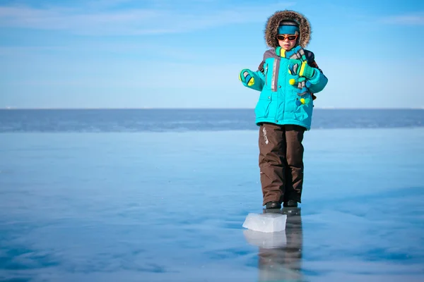 Mignon petit garçon en plein air debout sur la mer gelée — Photo