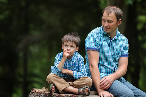 Buon padre e figlio che si riposano all'aperto in città — Foto Stock