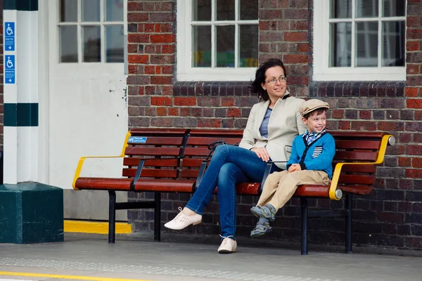 Молодые мать и сын на железнодорожной станции платформы — стоковое фото