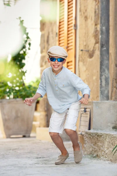 Admirando menino se divertindo ao ar livre — Fotografia de Stock