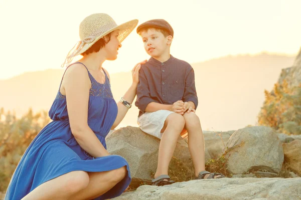 Anne ve oğlu günbatımı üzerinde açık havada sevgi dolu — Stok fotoğraf